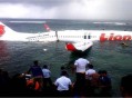 波音737客机险坠毁,