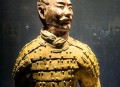 兵马俑见人头不见俑,秦始皇兵马俑无盔无甲，旁边却出土上万件石盔石甲，你怎么看这问题呢？
