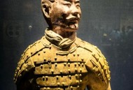 兵马俑见人头不见俑,秦始皇兵马俑无盔无甲，旁边却出土上万件石盔石甲，你怎么看这问题呢？
