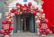 8场婚礼共用一个拱门,婚礼拱门两家怎么摆放？