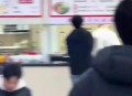 食堂无座站着吃饭,为什么女孩子不敢和男生坐一起吃饭？