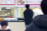食堂无座站着吃饭,为什么女孩子不敢和男生坐一起吃饭？