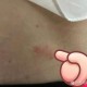 女子遭毒蛇咬伤身亡,女人掉下悬男人救结果被石头砸断了腰蛇在咬女人女人叫放手请是是什么意思？