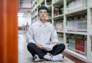 坐着看书月薪过万,坐着读书的好处？详细的？