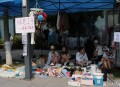 酒店摆摊日入3万,我想开车去外地流动摆地摊，请问是租房子合适还是住旅店合适？