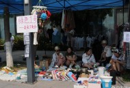 酒店摆摊日入3万,我想开车去外地流动摆地摊，请问是租房子合适还是住旅店合适？