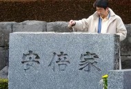 男孩枪杀亲人判100年,安倍晋三的袭击者会被判死刑吗？