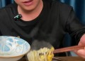 吃米线放麻油险窒息,吃米线 多放麻油对身体有害吗