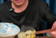 吃米线放麻油险窒息,吃米线 多放麻油对身体有害吗