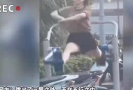 美公园枪击7人受伤,楼下公园里大妈们每天晚上准时七点钟开始广场舞，很吵，怎么办？求支招？