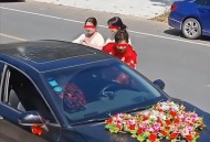 遭拦婚车索50条香烟,在接亲网定的8辆婚车，请问结婚当天给司机什么烟比较合适？