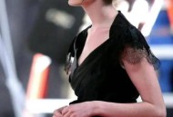 穿普拉达女王2开拍,穿普拉达的女王的最后玛兰达做了什么是保住了自己的位置？