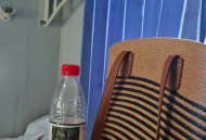 列车上铺跌落砸伤人,乘客从硬卧上铺摔伤谁来担责？