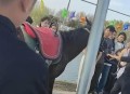 景区摸马肚子被狠咬,摸马马会咬人吗