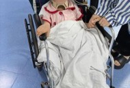 男童18楼坠下生还,2岁女童从18楼坠落，家有幼童的父母如何保障孩子的安全？