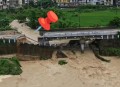 站桥梁跳水护栏倒塌,顺昌洋墩乡遭百年一遇洪水，不少农田被淹房屋倒塌，部分桥上石栏杆被冲毁，近半数村民停水断电, 你怎么看？