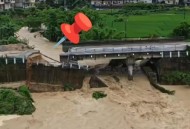 站桥梁跳水护栏倒塌,顺昌洋墩乡遭百年一遇洪水，不少农田被淹房屋倒塌，部分桥上石栏杆被冲毁，近半数村民停水断电, 你怎么看？