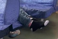 坐卧铺嫌同车人脚臭,脚臭的人坐大巴车卧铺要拖鞋上车如果有美女在会不会感觉很尴尬？