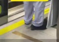 地铁乘客腿卡缝隙,腿卡在地铁缝里