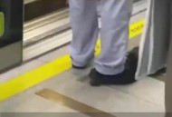 地铁乘客腿卡缝隙,腿卡在地铁缝里