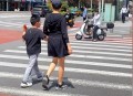 带孙子横穿马路被撞,婆婆带孙横穿马路被车撞，孙当场死亡你怎么看？