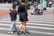 带孙子横穿马路被撞,婆婆带孙横穿马路被车撞，孙当场死亡你怎么看？