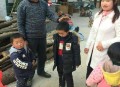 带3名幼儿外出晕倒,外出有老太太晕倒，你愿不愿帮忙？