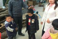 带3名幼儿外出晕倒,外出有老太太晕倒，你愿不愿帮忙？