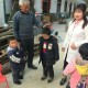 带3名幼儿外出晕倒,外出有老太太晕倒，你愿不愿帮忙？