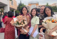 请假陪女儿高考被开,参加高考的学生家长，专门请假陪考，这样对孩子好吗？