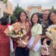 请假陪女儿高考被开,参加高考的学生家长，专门请假陪考，这样对孩子好吗？