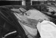 外卖员触电身亡,我在玻璃店订了玻璃，老板来安装，在没告诉任何人的情况下爬窗摔下楼，我需要付药费吗？