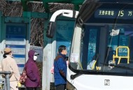 公交站椅子仅手机高,青岛椅子给手机充电快吗？