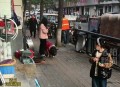 男子街头遛猪引围观,遛猪什么意思？