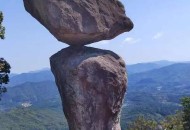 沟渠水体被染成蓝色,农村灌溉沟渠属于地表水水体吗？