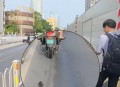 路面塌陷路人掉坑内,南宁一道路突然塌陷，4名路人及一辆电动车先后掉落，监控拍下掉落瞬间；次日已有工作人员进行维修，你怎么看？