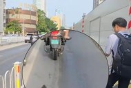 路面塌陷路人掉坑内,南宁一道路突然塌陷，4名路人及一辆电动车先后掉落，监控拍下掉落瞬间；次日已有工作人员进行维修，你怎么看？