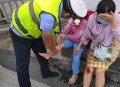 妈妈被娃抱摔倒,两个儿童搂着摔倒责任划分标准？