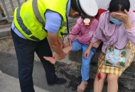 妈妈被娃抱摔倒,两个儿童搂着摔倒责任划分标准？