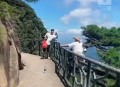 翻栏杆站悬崖拍照,翻栏杆视频