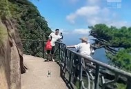 翻栏杆站悬崖拍照,翻栏杆视频