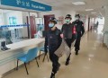 保安跳河捞游客手机,漯河近六旬保安跳河救下轻生男子：没顾上想会不会游泳，你怎么看？