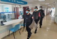 保安跳河捞游客手机,漯河近六旬保安跳河救下轻生男子：没顾上想会不会游泳，你怎么看？