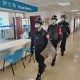 保安跳河捞游客手机,漯河近六旬保安跳河救下轻生男子：没顾上想会不会游泳，你怎么看？