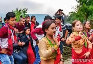 印度兄弟同娶一新娘,有一个电影讲一个印度人去英国大学念书加入学校兄弟会？