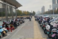 幼童高铁站台拍车门,儿童电动车门怎么拆？
