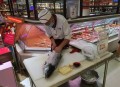 12块钱卖掉12家超市,自己腌制点毛蟹等各种小凉菜，包装好，通过朋友圈和附近的小商店卖出可行吗？为什么？