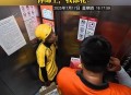 外卖员获录取通知书,快递小哥送录取通知书