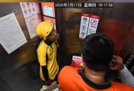 外卖员获录取通知书,快递小哥送录取通知书