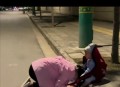 跪地拦车救受伤母亲,跪地拦车救受伤母亲视频